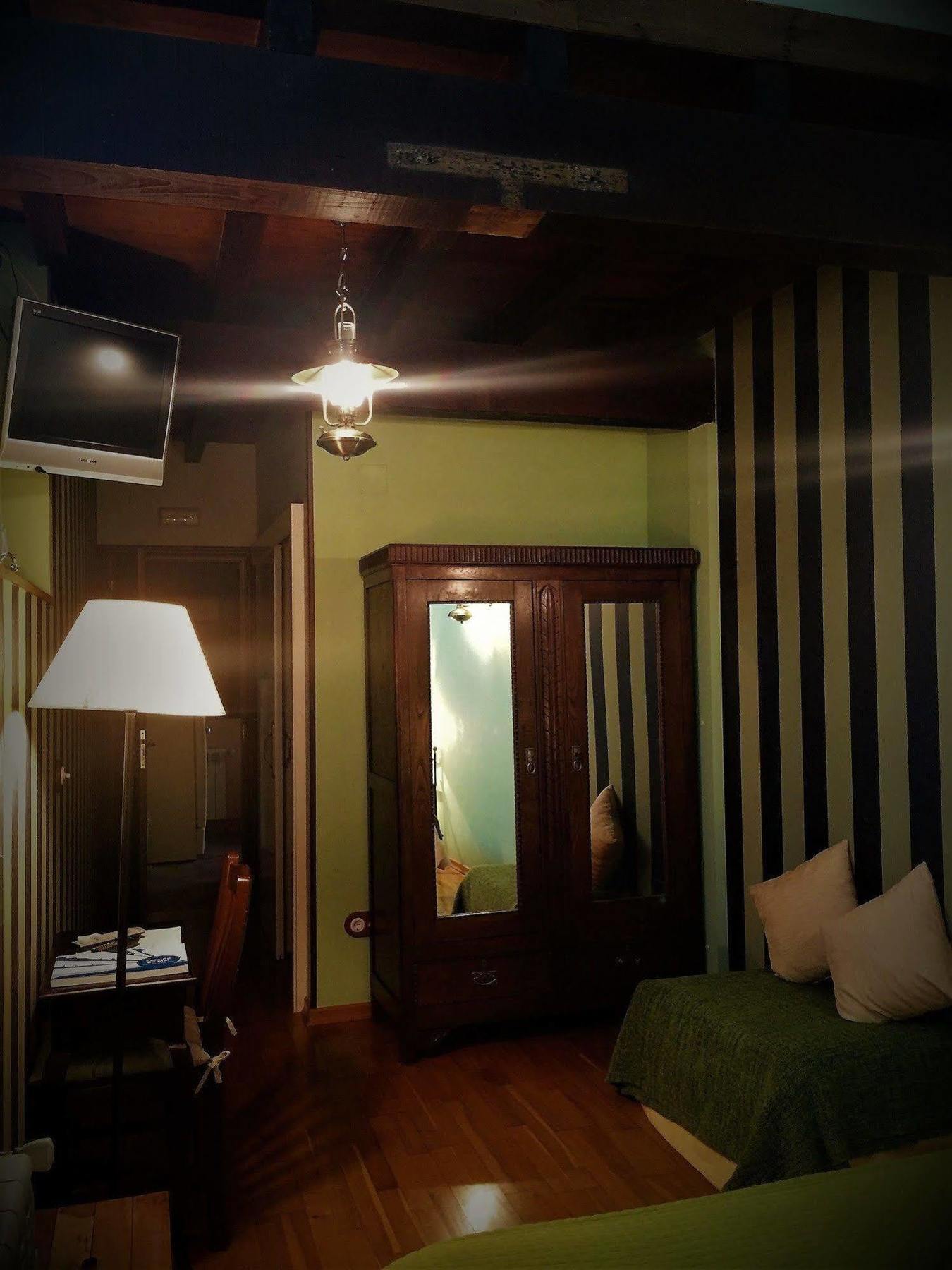Os Tres Teixos Otel Adelán Dış mekan fotoğraf